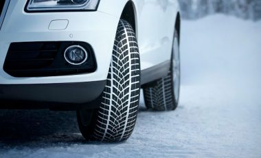 Goodyearovi strokovnjaki svetujejo: Zakaj je zavorna pot z zimskimi pnevmatikami veliko krajša?