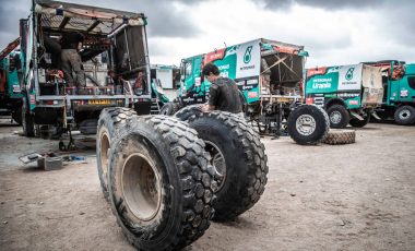 Na Dakarju je z vsemi svojimi tovornjaki ciljno črto prečkala le ekipa De Rooy na Goodyearovih tovornih pnevmatikah
